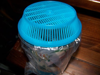 Lee's Kritter Keeper, Round with Lid and Pedestal - Small